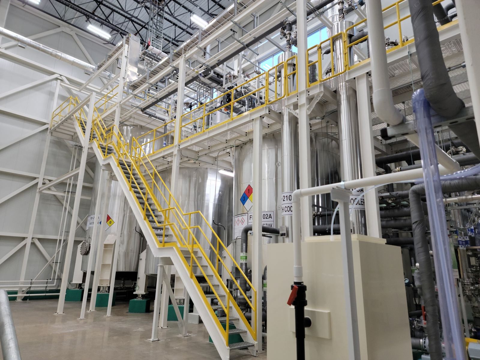 Steel platform and process equipment in a chemical plant